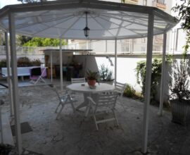 RIF: A276 APPARTAMENTO DI 170 MQ CON GIARDINO A 50 MT DAL MARE