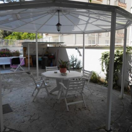 RIF: A276 APPARTAMENTO DI 170 MQ CON GIARDINO A 50 MT DAL MARE